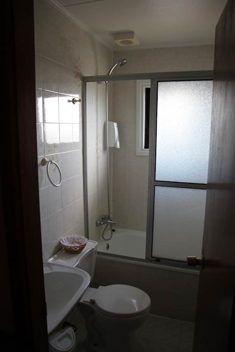 Das Badezimmer ist okay Hotel Glaciares