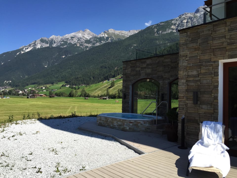 Whirlpool außen mit Blick auf Berge Alpeiner Nature Resort Tirol