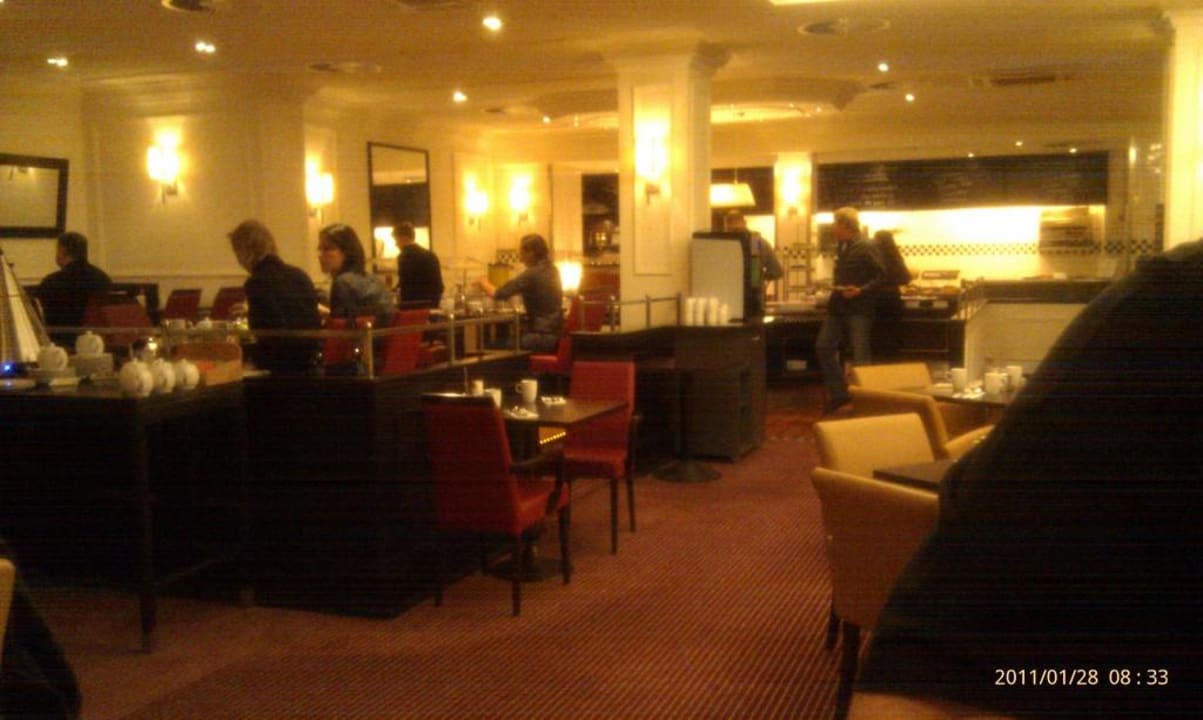 Blick auf das Frühstücksbuffet Courtyard by Marriott Düsseldorf Seestern