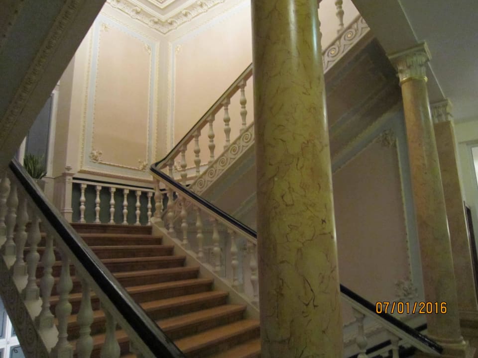 Prachtvolle Treppe zur Suite Hotel Kaiserhof Victoria