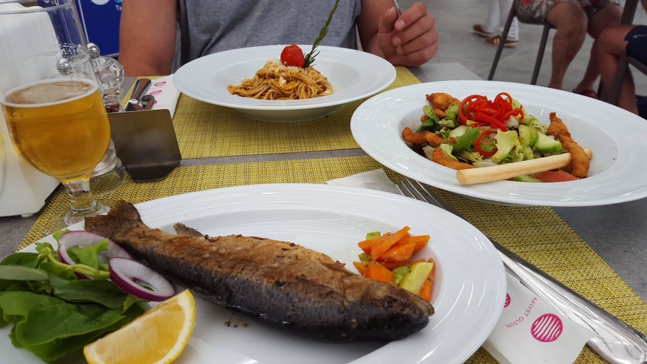 Snacks an der Beachbar Acanthus Cennet Barut Collection
