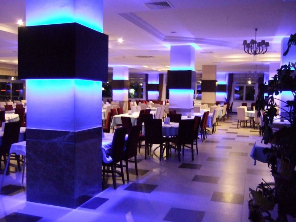 Im Restaurant am Abend Calimera Hane Garden