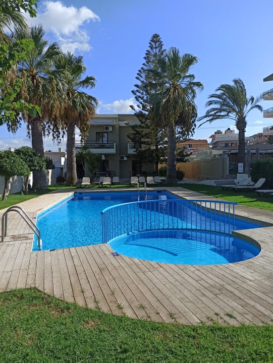 Pool Petousis Hotel & Suites