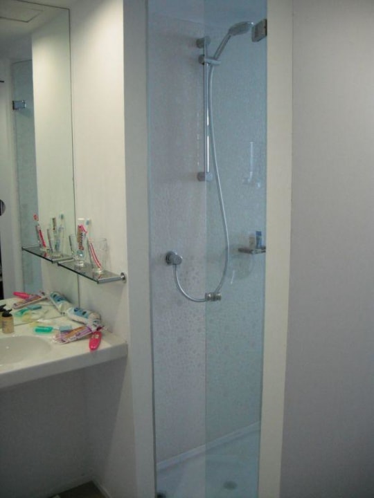 Teilansicht Waschbecken und Dusche Iberostar Waves Bahia de Palma