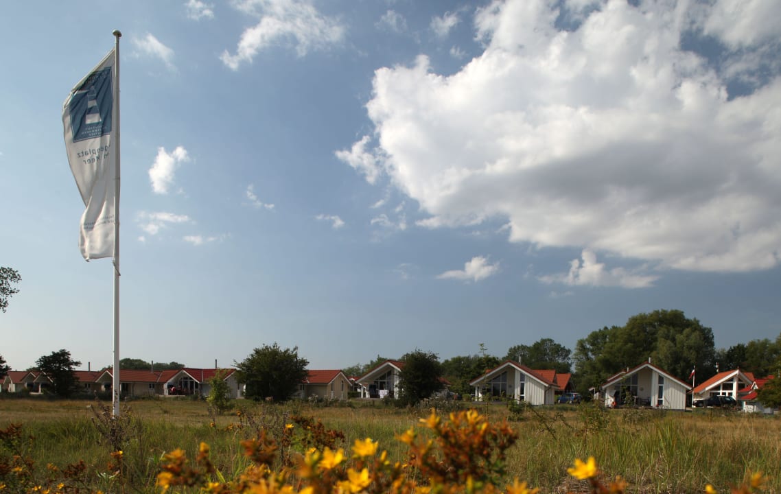 Blick auf die Außenanlagen Strandhäuser am Leuchtturm