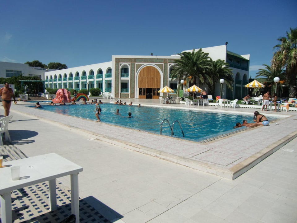 Der Pool mit Plastik-Sitzgelegenheiten drum herum Hotel El Mouradi Cap Mahdia