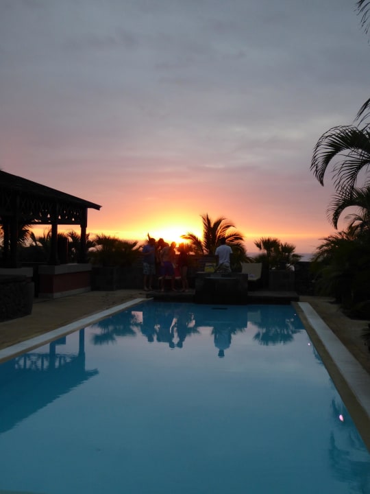 Sonnenuntergang "Guetali" Bereich Iloha Seaview Hotel