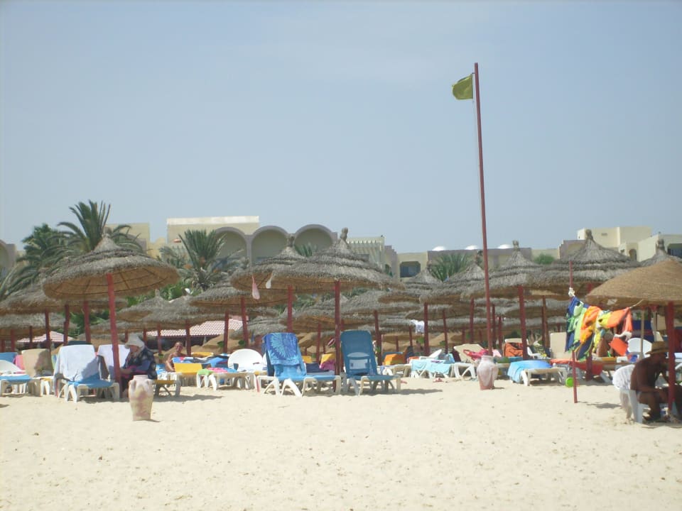 Blick vom Meer zum Strand Hotel Nesrine