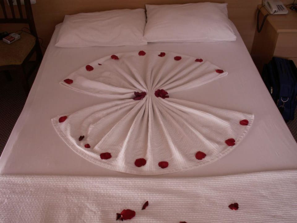 Liebevoll dekoriertes Bett Hotel Forest Park