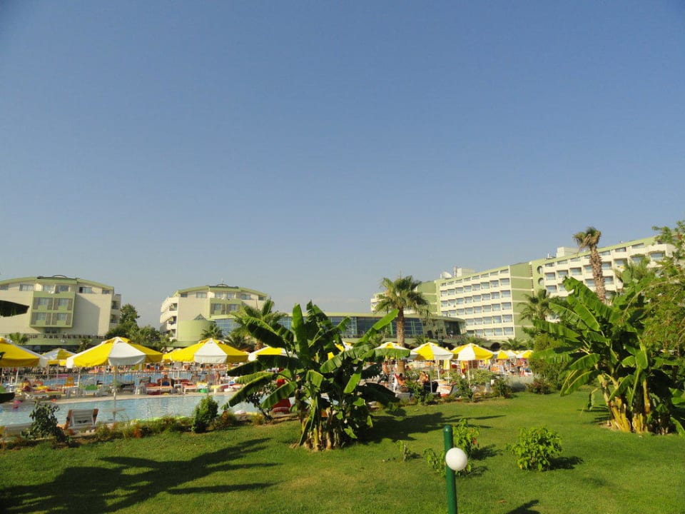 Der Activity Pool gesehen von der Gartenanlage aus VONRESORT Golden Coast