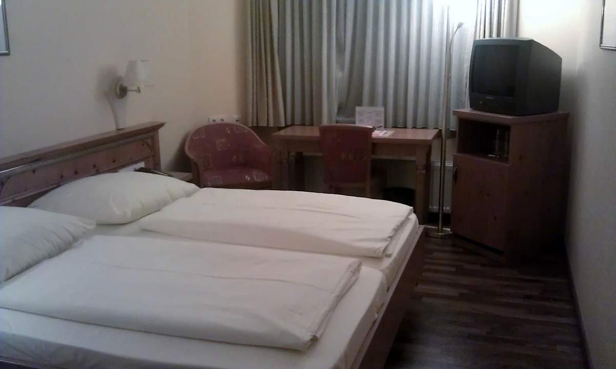 Doppelbett, Schreibtisch und Tv Hotel Gasthof zur Post