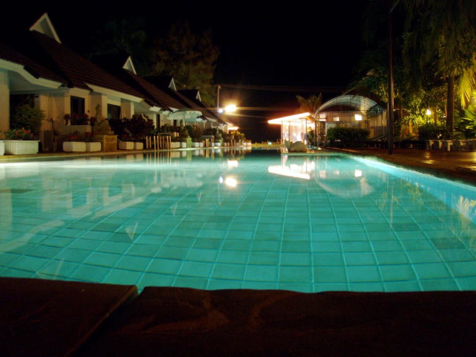 Poolanlage am Abend Hotel The Privacy Beach Resort & Spa