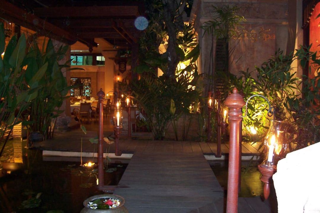 Weg zum Restaurant Hotel Sawasdee Village