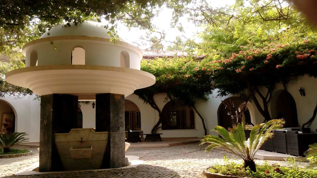 Entspannend im Innenhof sitzen und Kaffee trinken  Teos Village