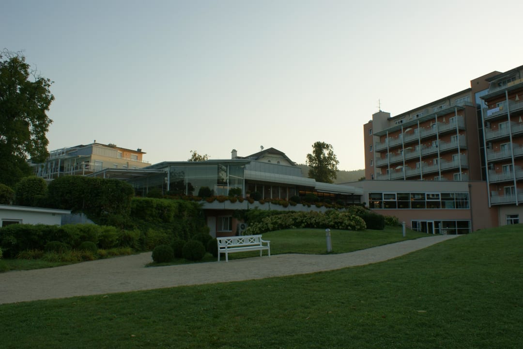 Restaurant und Hotel vom See aus gesehen Werzers Hotel Resort Pörtschach