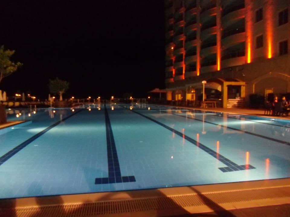 Der Pool am Abend von der Außenterrasse Hotel Goldcity Tourism Complex