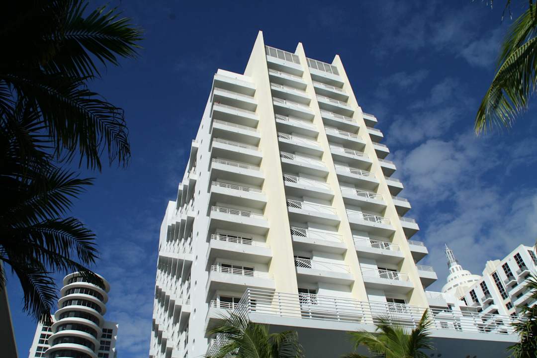 Blick vom Poolbereich auf den einen Hotelkomplex Royal Palm South Beach Miami, a Tribute Portfolio Resort