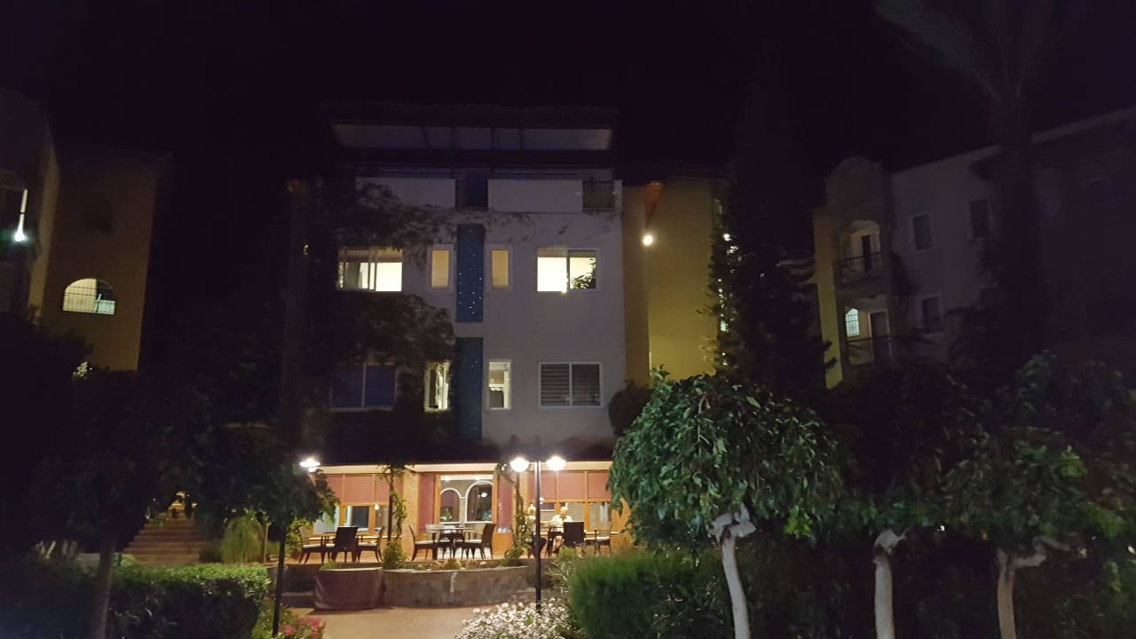 Verwaltug bei Nacht Hotel Gardenia Beach
