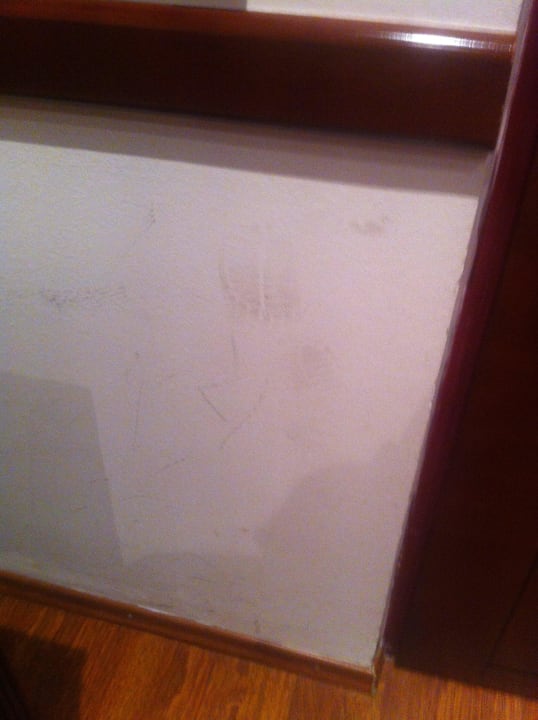 Schuhabdrücke an der Wand Garner Hotel Vienna