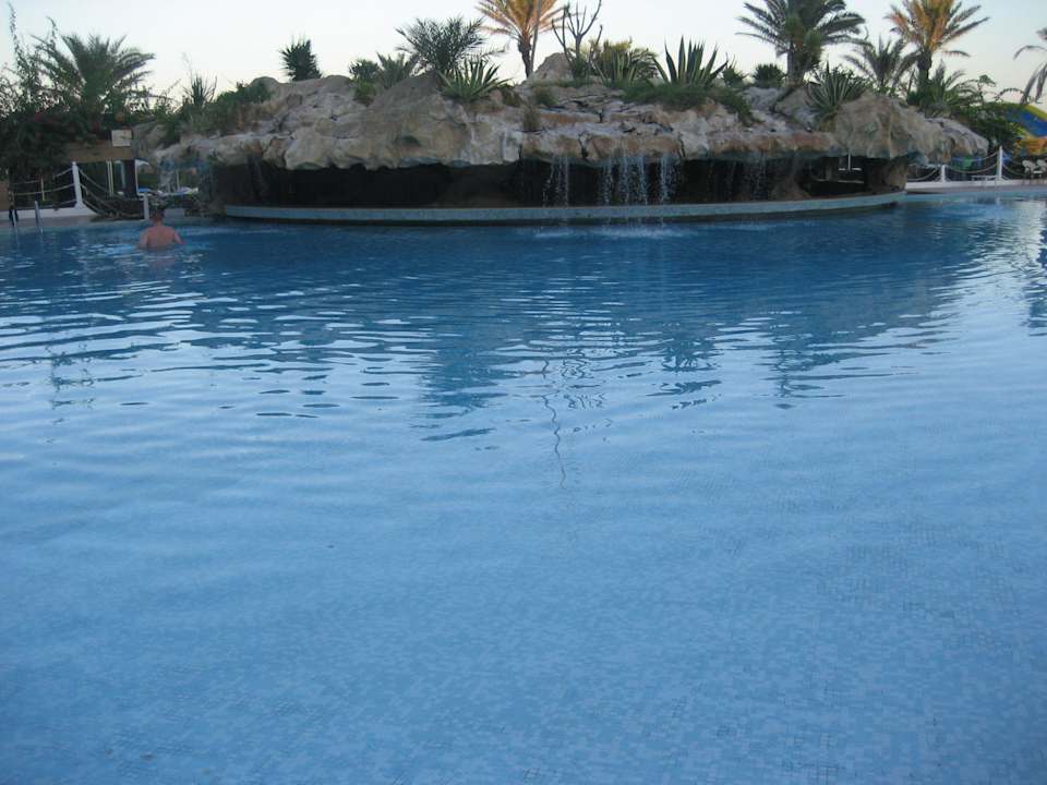 Pool mit Wasserfall  Mahdia Beach & Aquapark