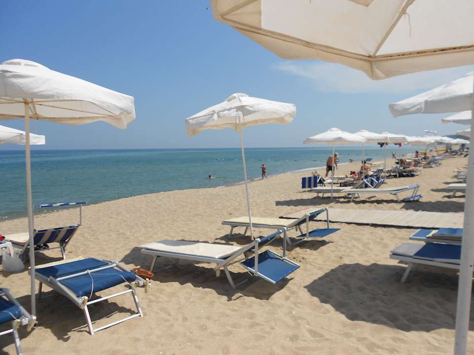 Strand mit Liegen HVD Clubhotel Miramar