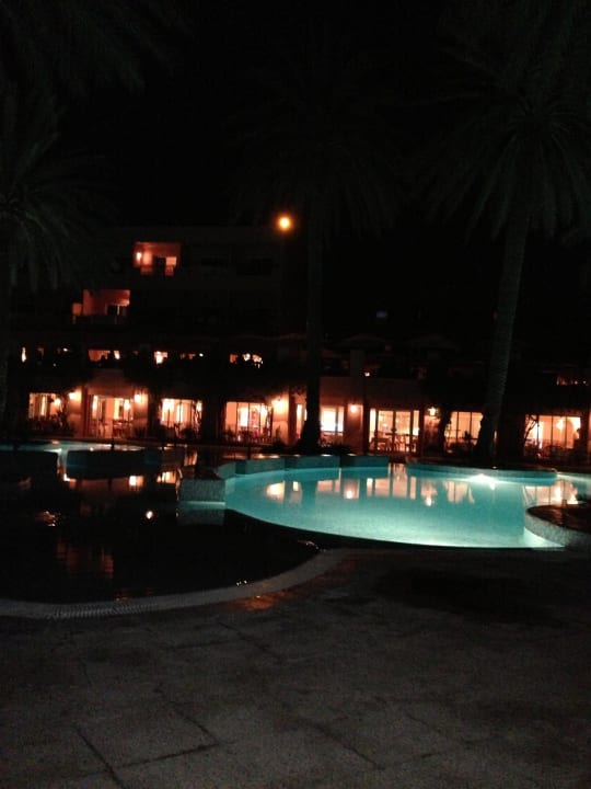 Pool nachts aus Richtung Strand El Ksar Resort & Thalasso