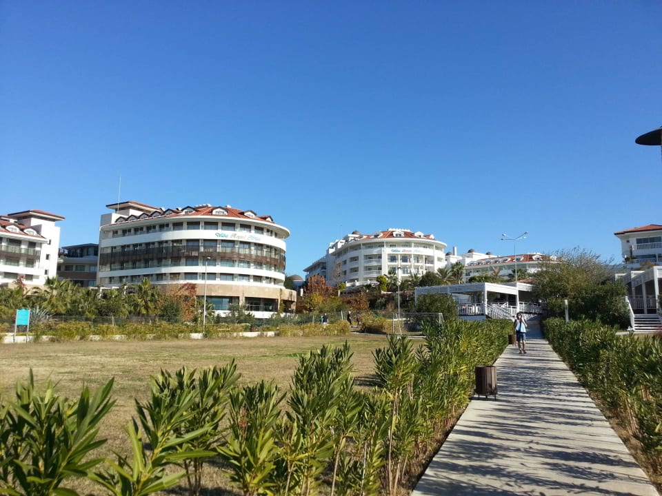 Weg vom Strand zum Hotel Alba Queen Hotel