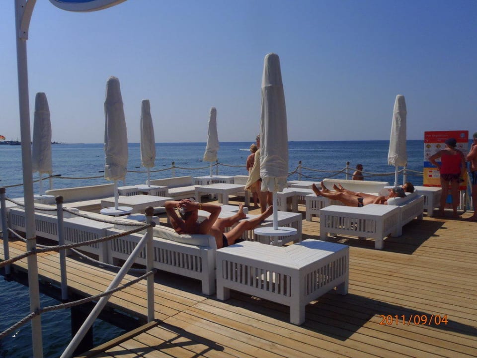 Sogar eine Lounge ist auf dem Badesteg vorhanden PALOMA Perissia