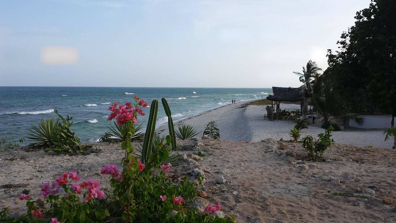 Linker Strandbereich vom Hotel Resort Amani Tiwi Beach