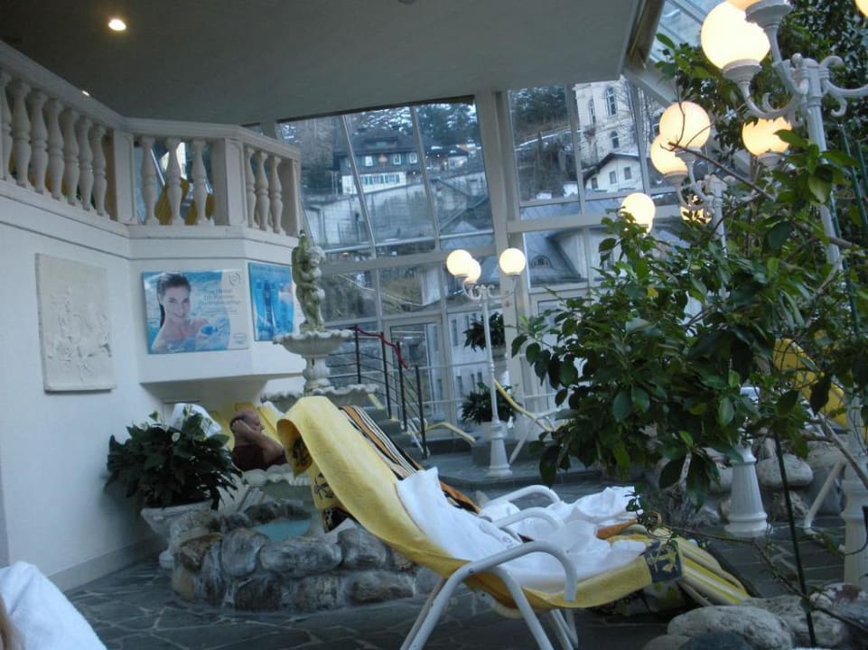 Liegen im Schwimmbereich Sanotel Bad Gastein