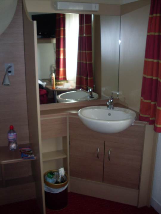 Waschbecken direkt neben dem Bett ibis Styles London Excel