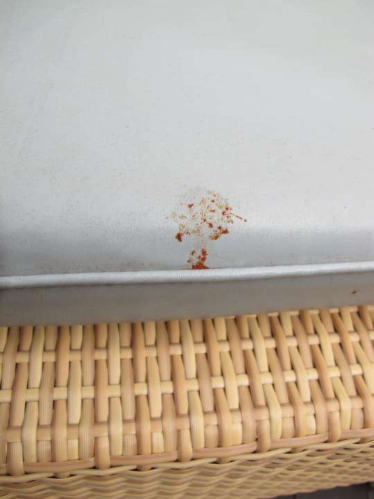 Dreck an Sonnenliege The Ubud Village Resort & Spa