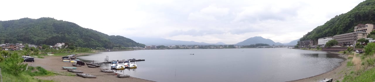Blick über den See - Hotel rechts in der Mitte Hotel Tominoko