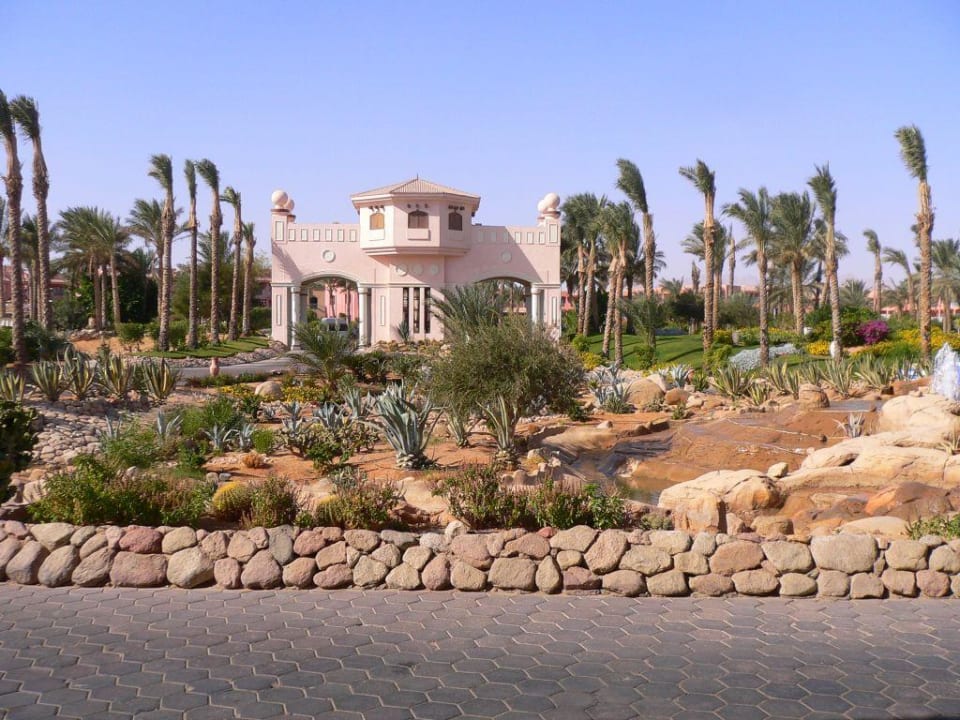 Platz vor dem Hotel Parrotel Beach Resort