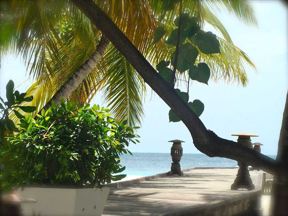 Schiffssteg vor Rezeption NH Collection Maldives Reethi Resort