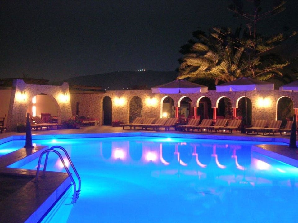 Pool bei Nacht Gaia Garden Hotel