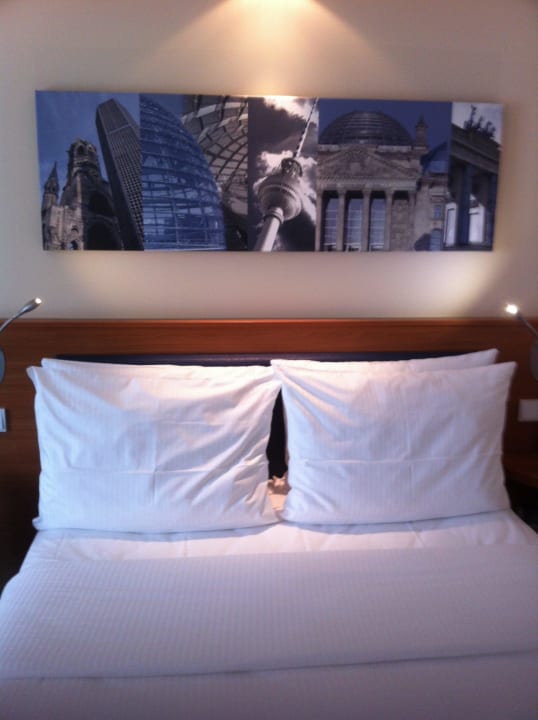 Blick frontal zum Bett Hampton by Hilton Berlin City West
