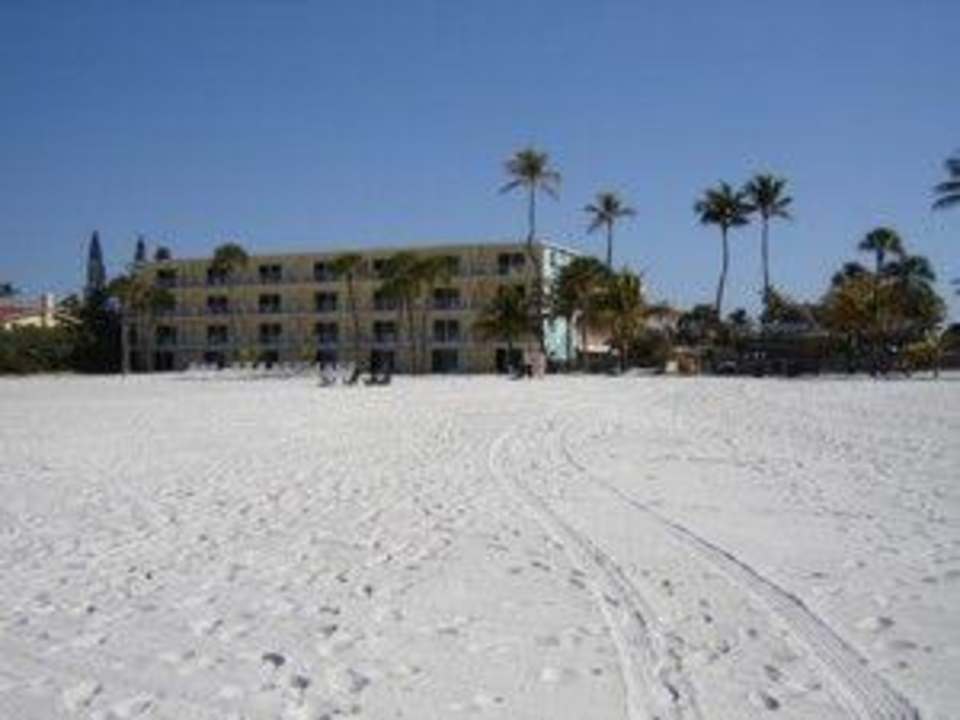 Strand (Hotel im Hintergrund) Hotel Outrigger Beach Resort