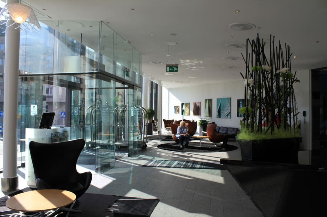 Lichtdurchflutete Lobby Clarion Hotel Sign