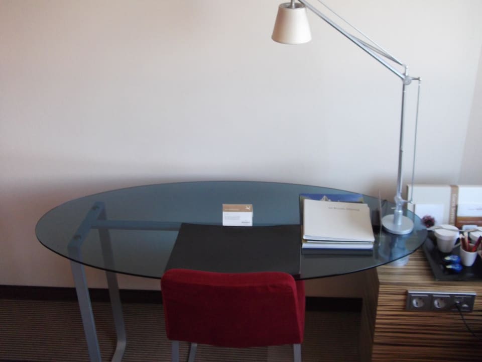 Schreibtisch und Wasserkocher Mövenpick Hotel Amsterdam City Centre