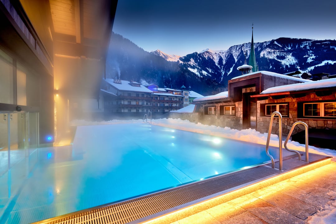 Pool Hotel Neue Post