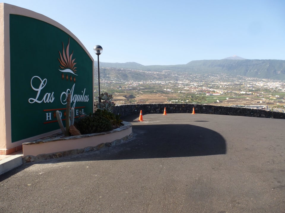 Einfahrt mit Blick zum Teide Hotel Las Aguilas, Affiliated by Meliá