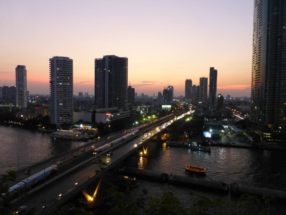 Blick vom Balkon auf die Schnellstraße Shangri-La Hotel, Bangkok
