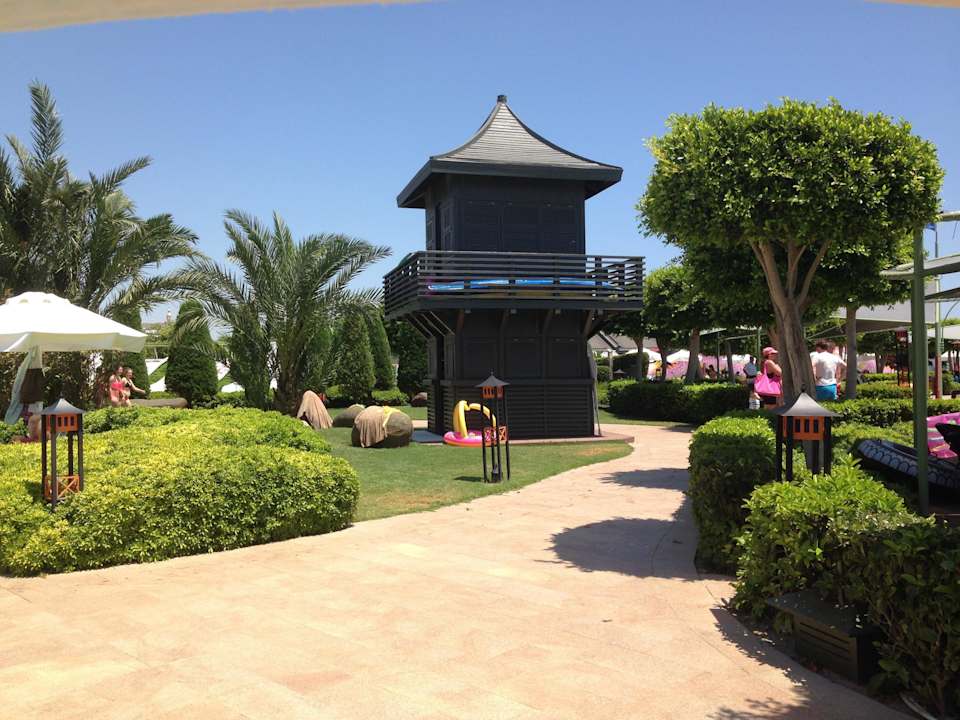 Schöne Gartenanlage Limak Lara Deluxe Hotel & Resort