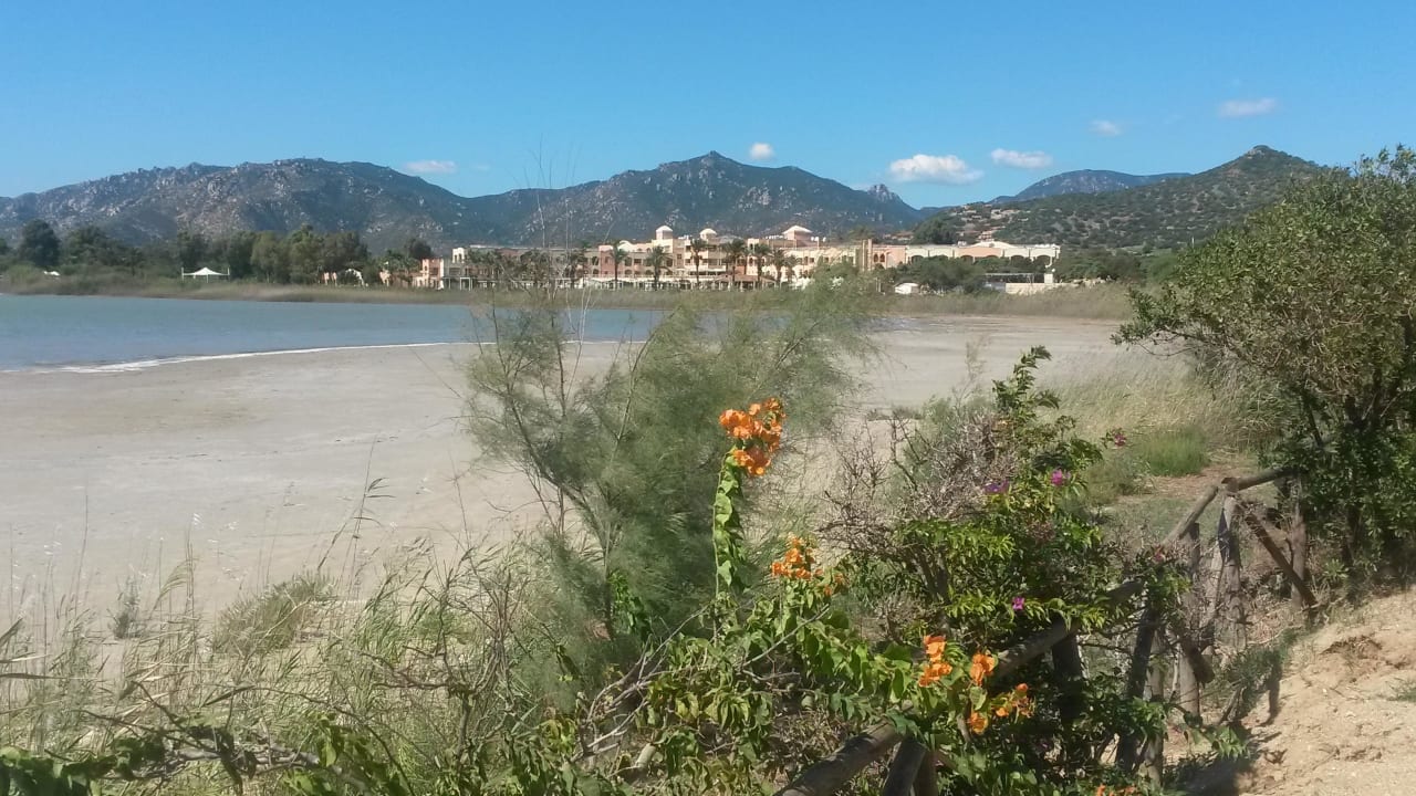 Hotelanlage vom Strandweg  Almar Timi Ama Villasimius
