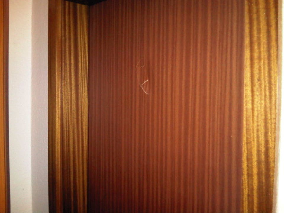 Zimmer 11 - eingeschlagene Badzimmertür Hotel Residence am Hauptbahnhof