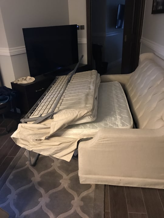 Schlafsofa konnte man nicht ausklappen Dukes The Palm Dubai Hotel
