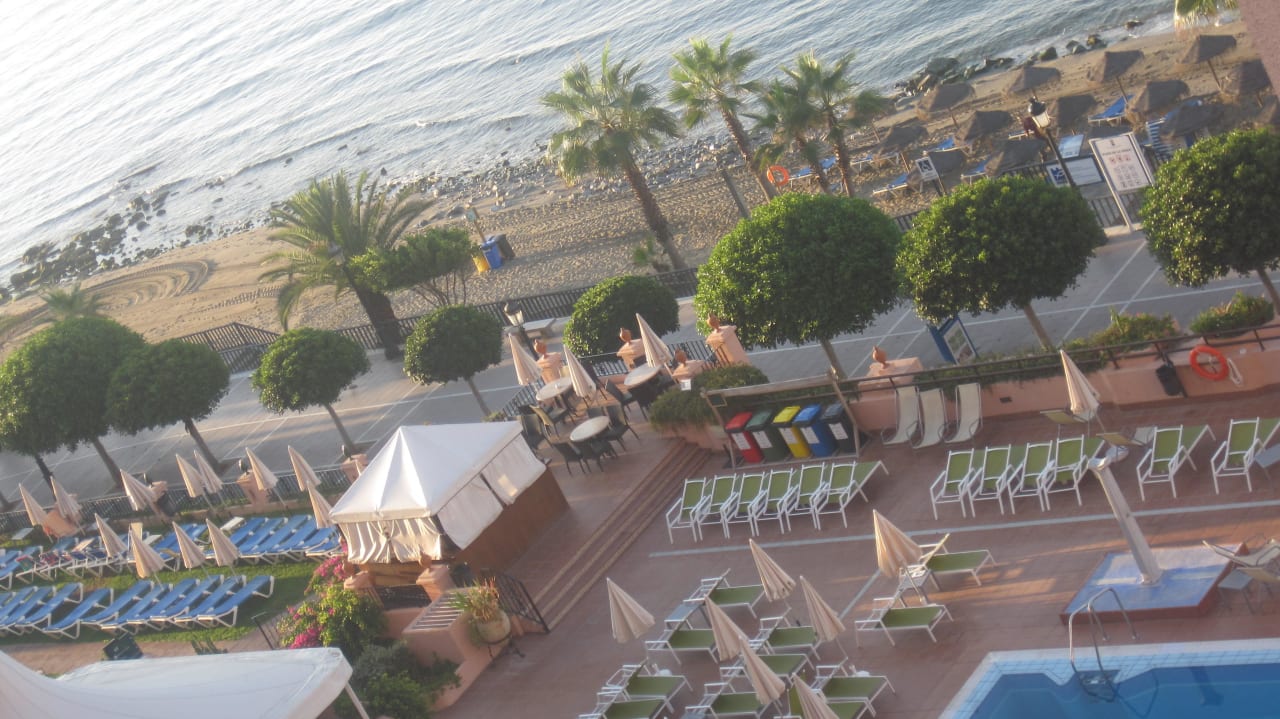 Ausblick vom Zimmer zum Pool und Meer Hotel El Fuerte Marbella