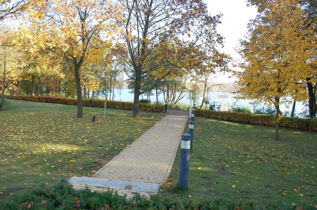 Weg vom Hotel zum See Seminaris Seehotel Potsdam