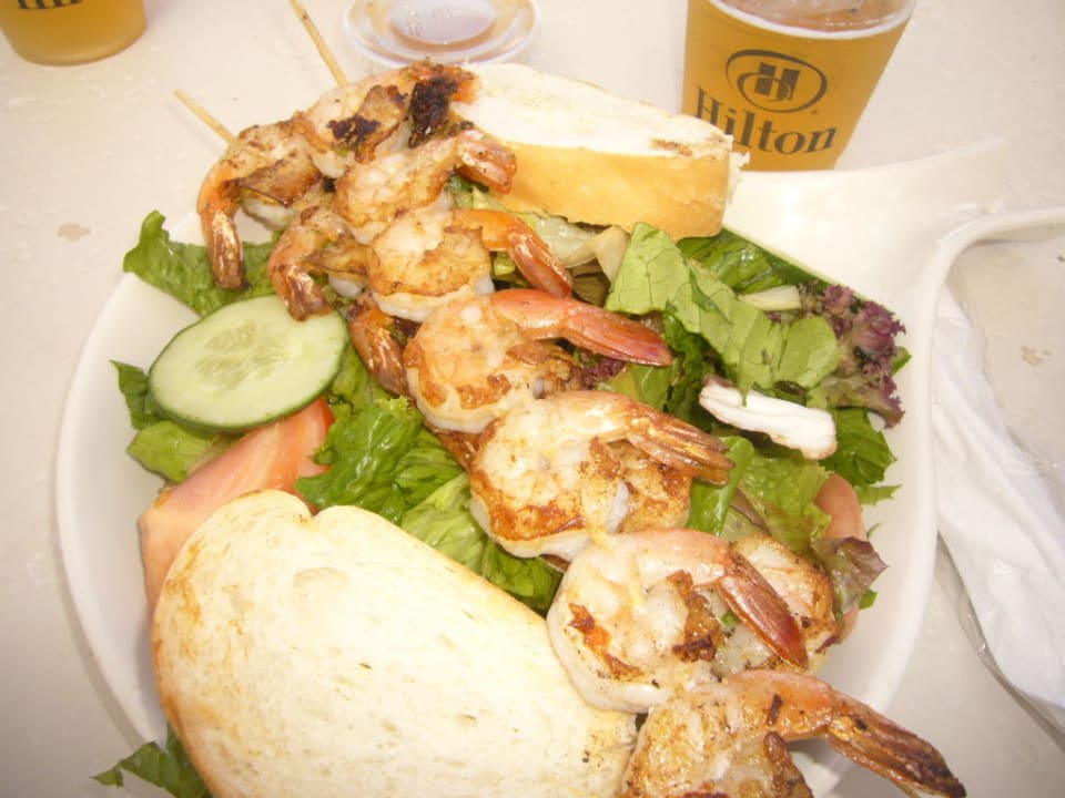 Lecker Essen in der Grillbar Hotel Caribe Hilton